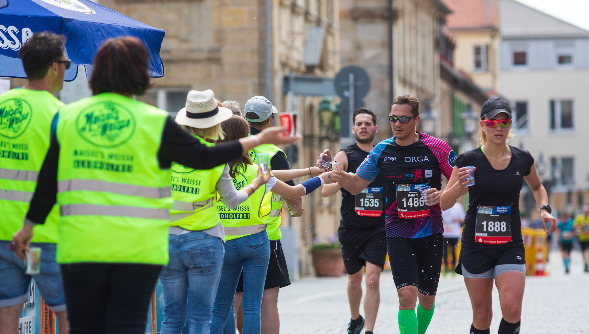 Läufer beim Maisels FunRun und die helfenden Hände der Volunteers