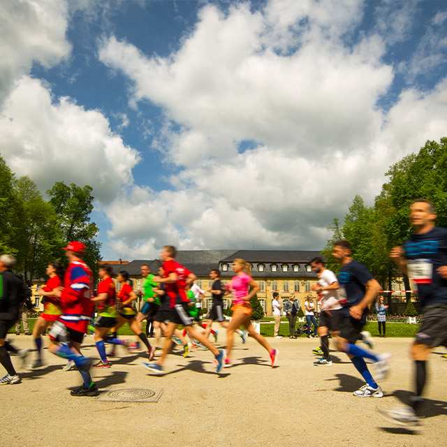 Viele Läufer beim Maisels FunRun 2015 vorbei am alten Schloss