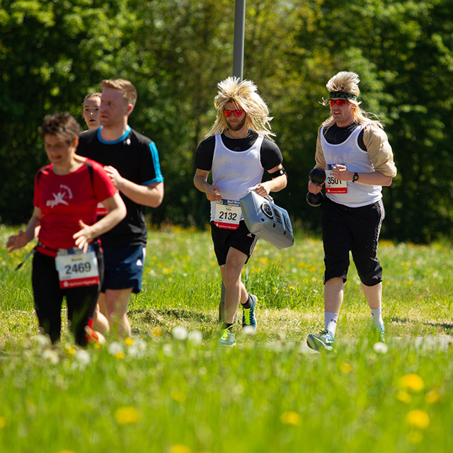 Läufer beim Maisels FunRun mit lustigen Perrücken 2018