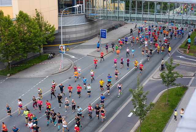 Luftaufnahme Läufer des FunRun unter der Rotmaincenter Brücke