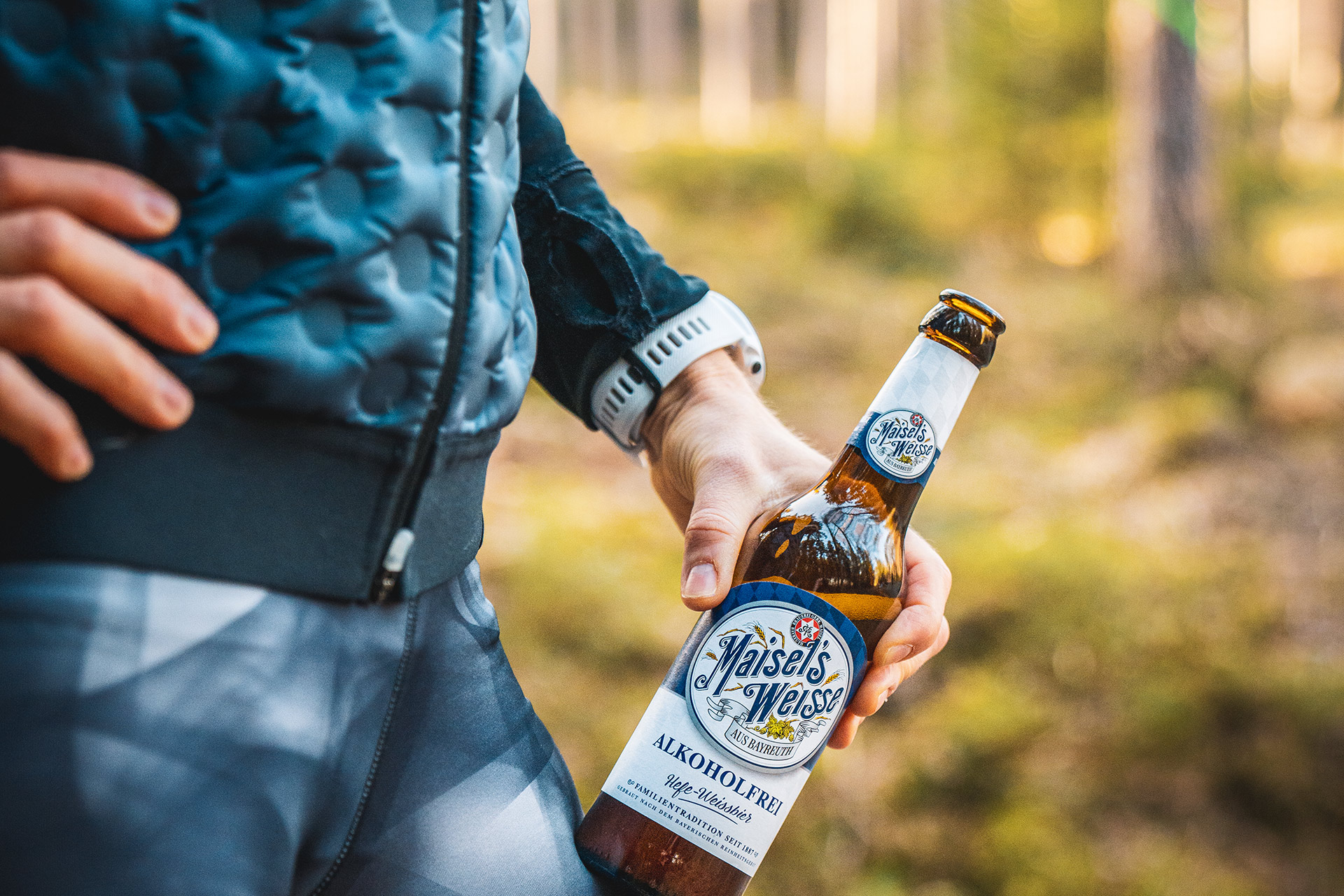 Läufer hält Maisel's Weisse Akoholfrei in der Hand