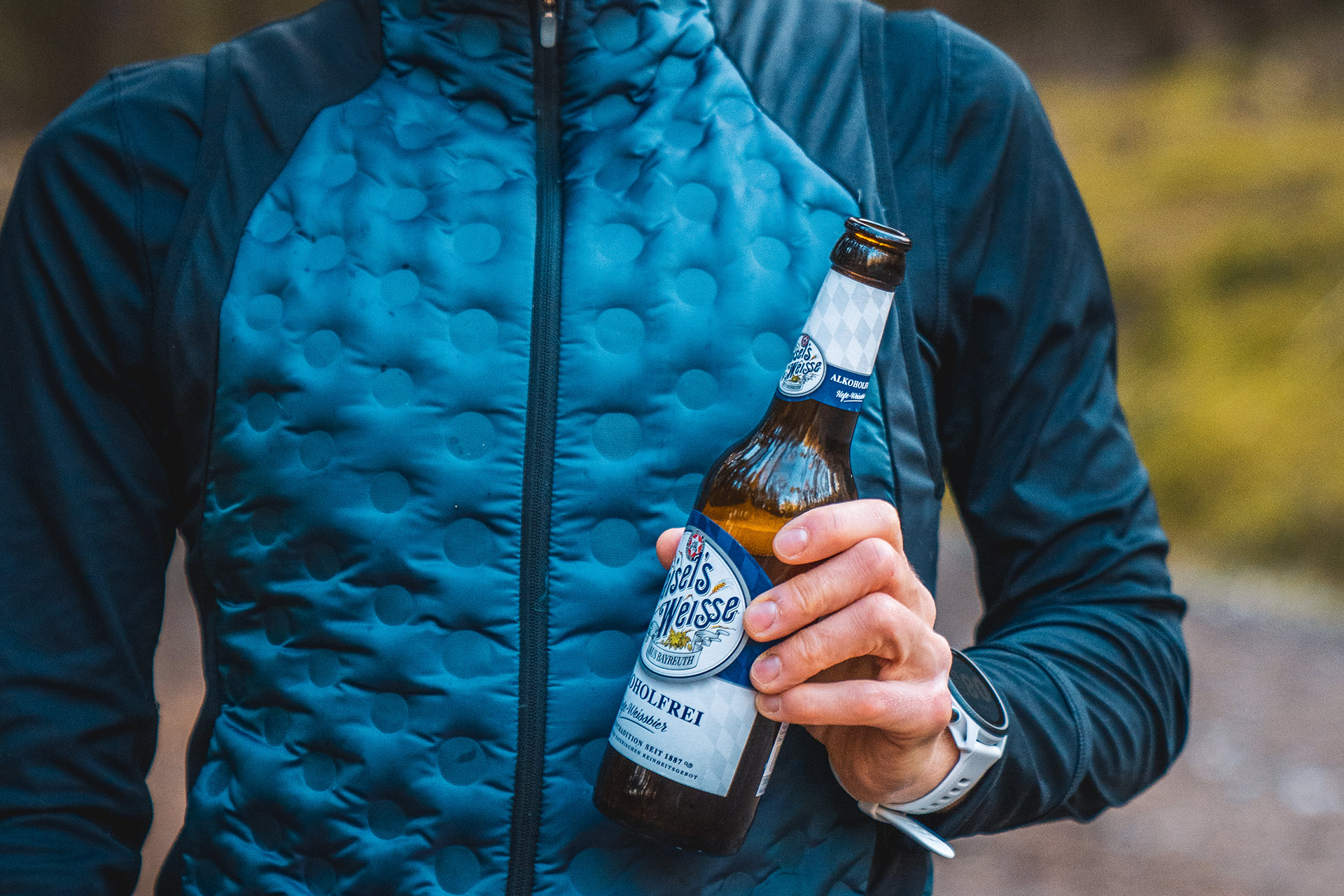 Läufer hält Maisel's Weisse Akoholfrei in der Hand